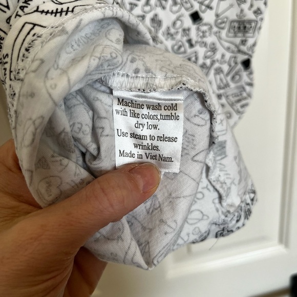 Androgynous Fox Non Binary Graphic Printed Tee Button Neck Black White Medium - Picture 6 of 6